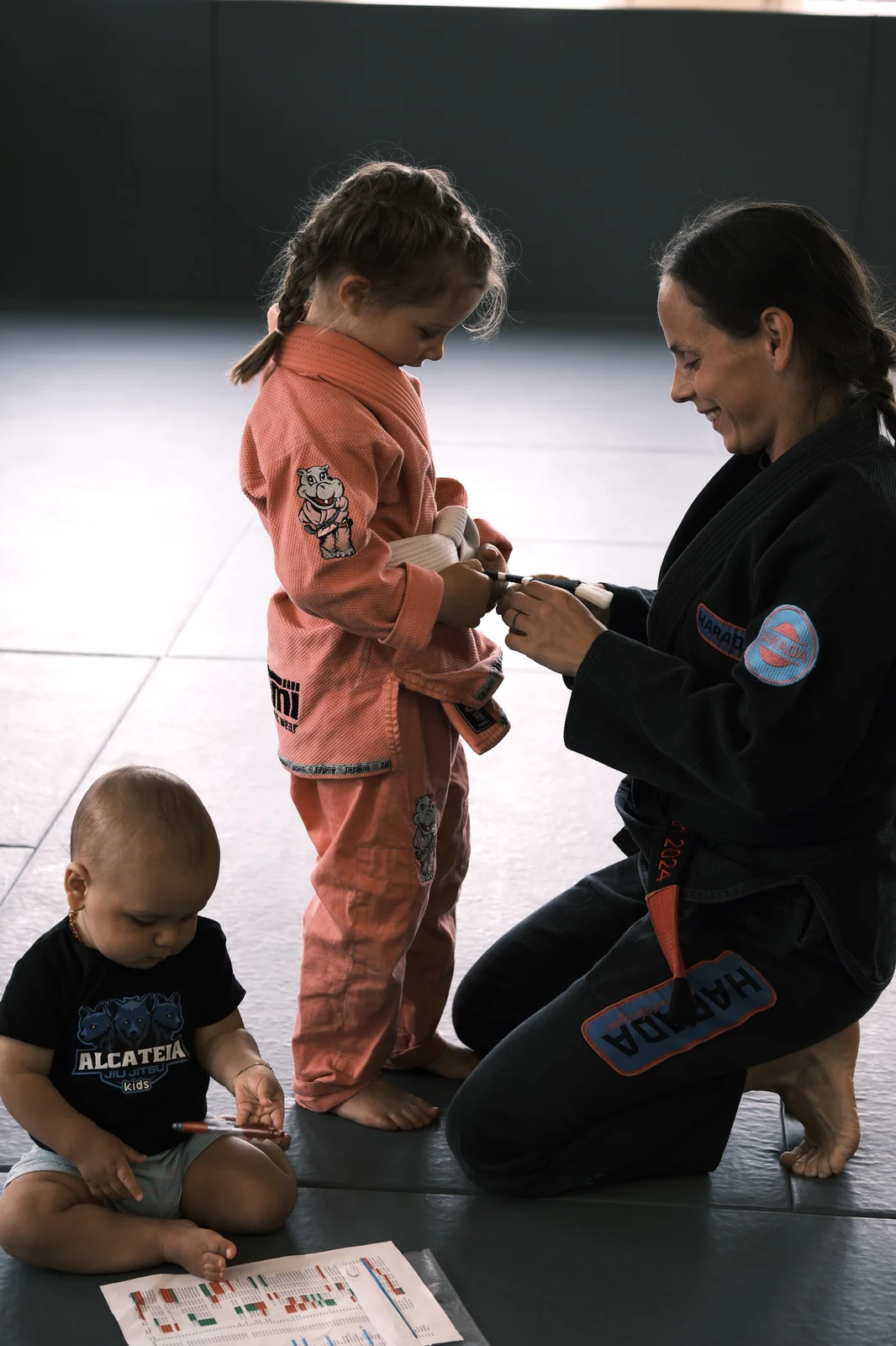 Scout Feitosa mit Kind — Alcateia Jiu Jitsu Kids Program